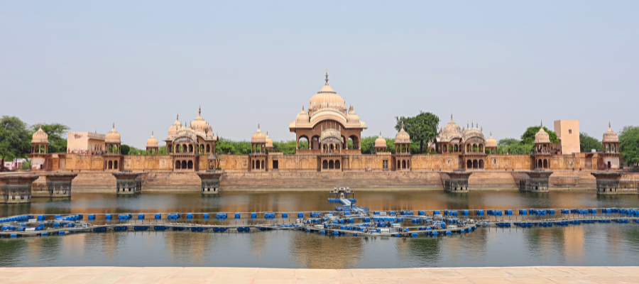 Kusum Sarovar (near Govardhan)